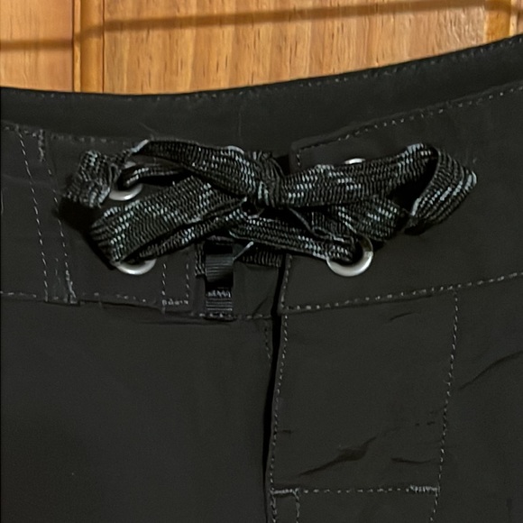 Patagonia Womens Wavefarer Board Shorts Size 2 Black Style 76597 Zip Pocket - Picture 3 of 9